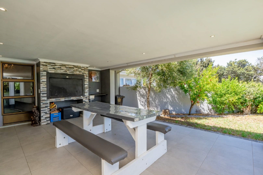 7 Bedroom Property for Sale in Plattekloof Western Cape